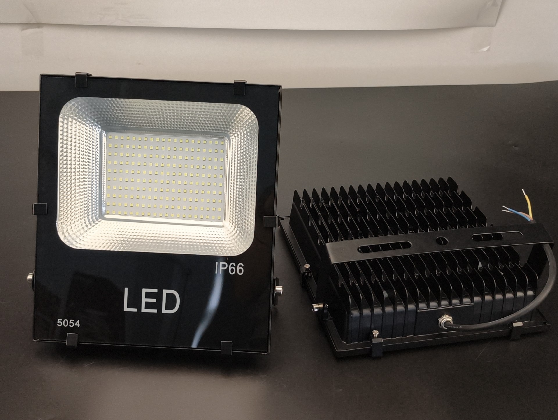 LED泛光灯-100W - 1